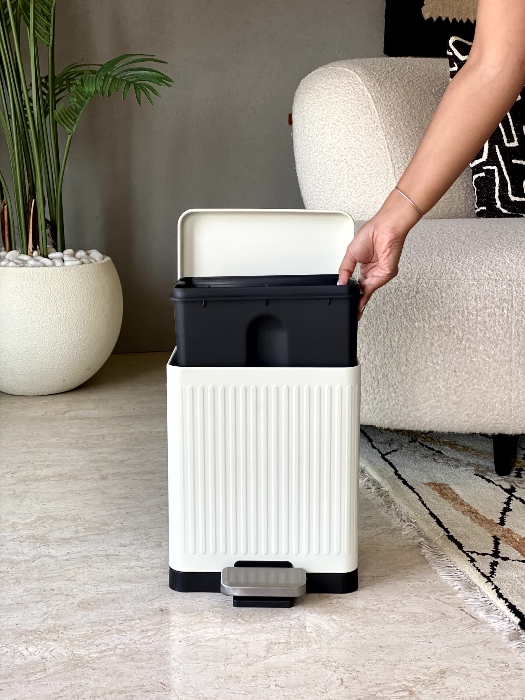 Kairo Metallic Dustbin - White (10L) - Image 3