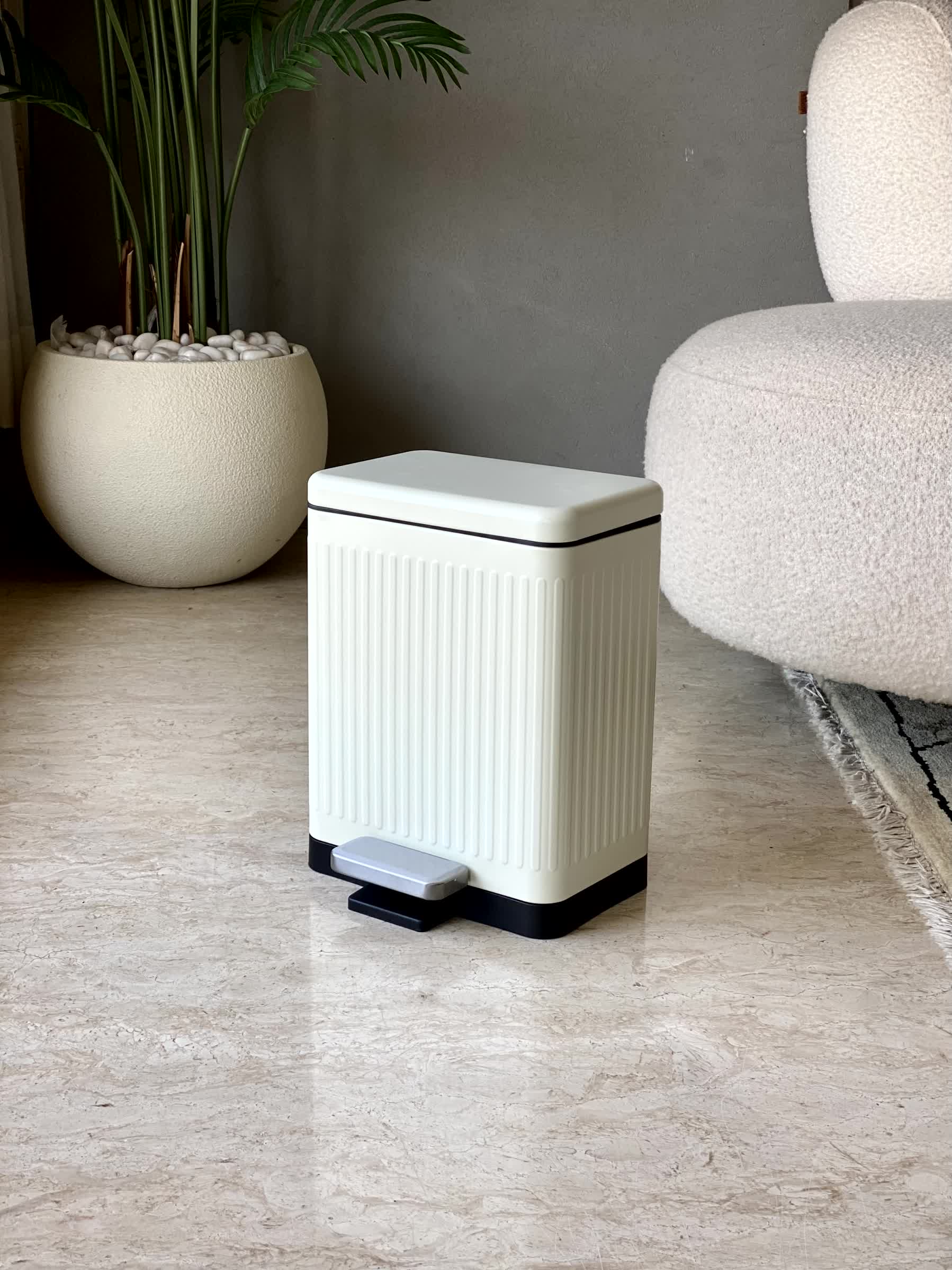 Kairo Metallic Dustbin - White (10L) - Image 5