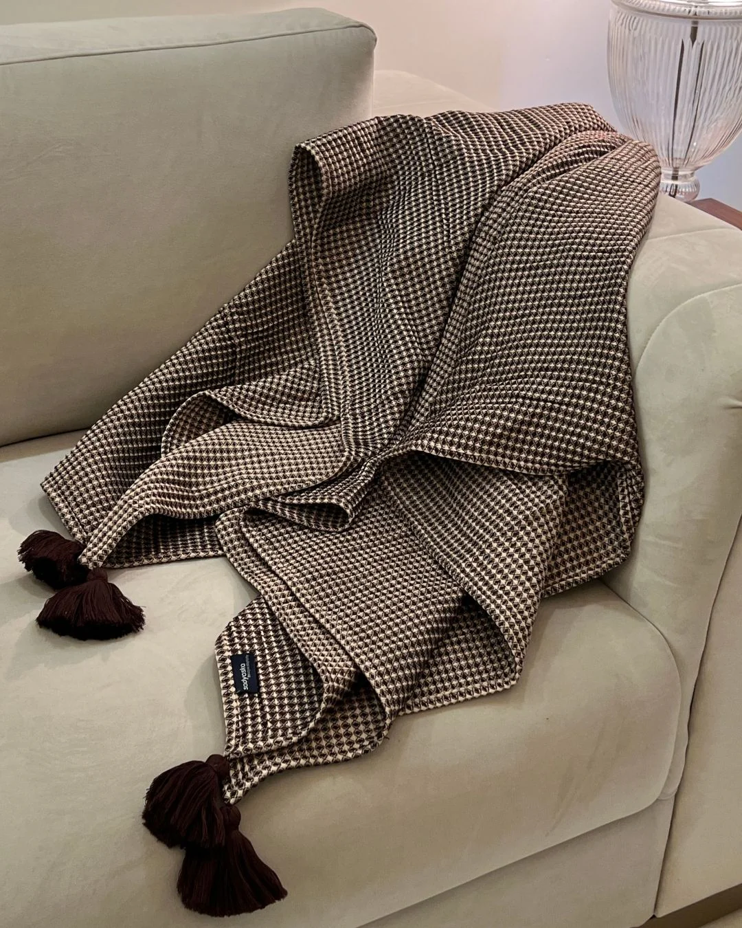 Coffee Honeycomb woven throw with tassels - Image 3